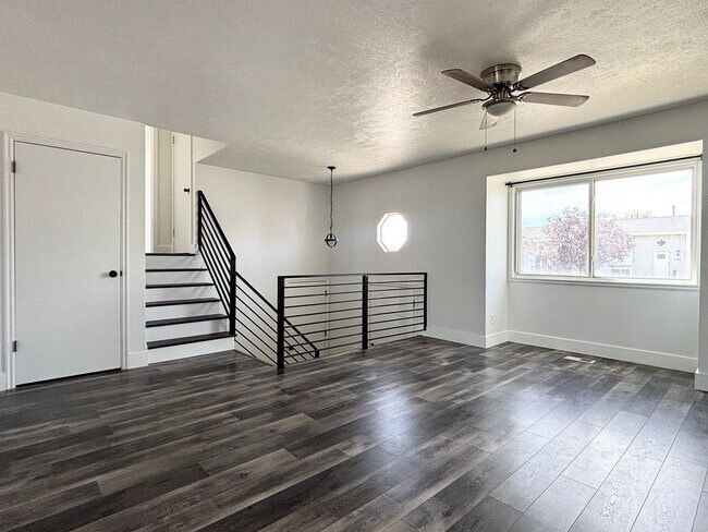 Building Photo - Awesome Remodel with 1 Car Garage!