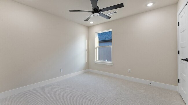 Building Photo - 930 Moksha St