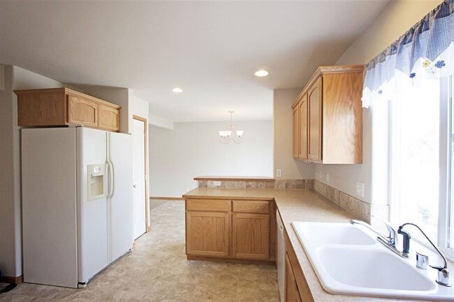 Building Photo - Beautiful 3 bedroom 2 1/2 bath home availa...