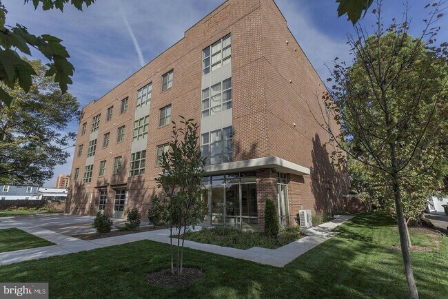 Building Photo - 905 N Jackson St