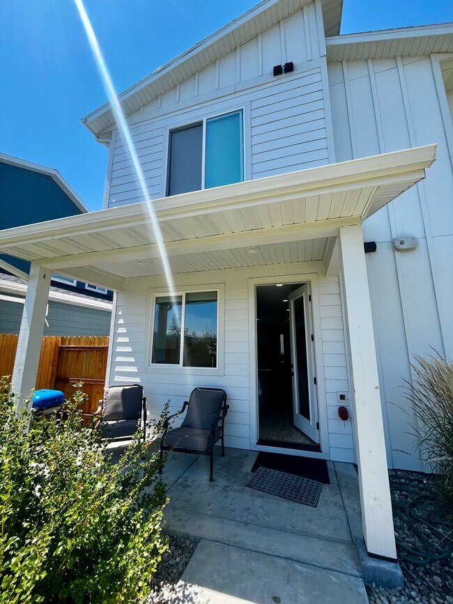 Building Photo - Modern 3-Bedroom Home Close to Gallatin Co...