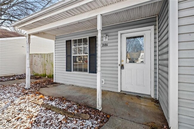 Building Photo - 2101 Blueberry Ln