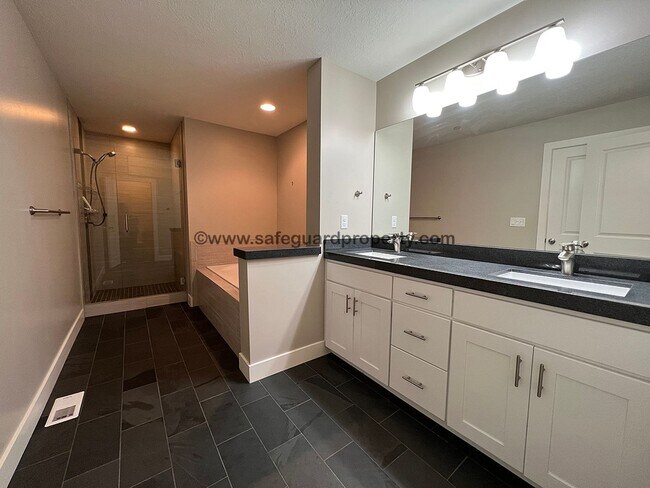 Building Photo - Stunning Townhome in Draper Creekside Comm...