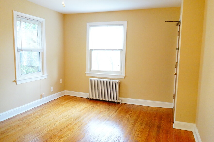 Building Photo - 8210 Greenwood Ave