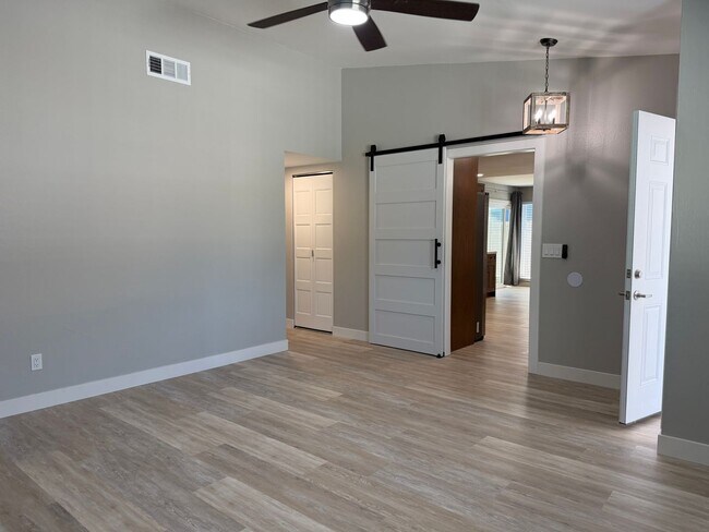 Building Photo - Absolutely gorgeous 3 bedroom 2 bath house