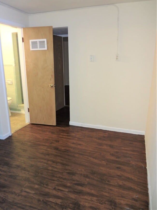 Building Photo - 2 Bed, 2 Bath Apartment off University Ave. w/ Hardwood Flooring
