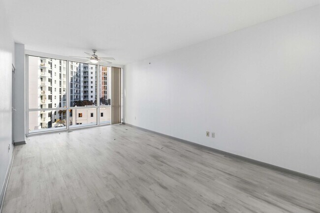 Building Photo - MOVE IN SPECIAL- Beautiful Newly Renovated 2/2 Condo at The Waverly on Lake Eola in Downtown Orlando