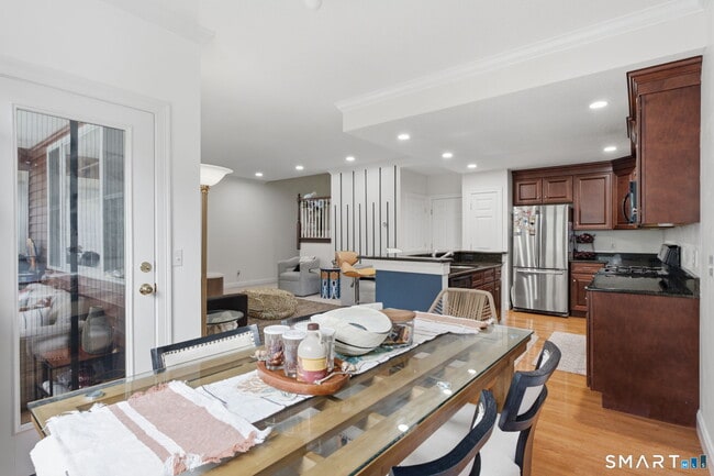 Building Photo - 7 Bridlewood