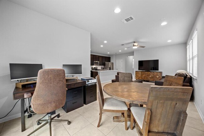 Building Photo - 2424 Pecan Island Dr