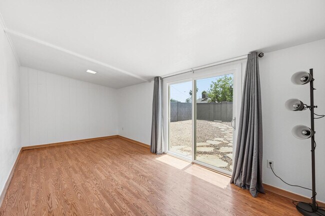 Building Photo - 8639 E Virginia Ave