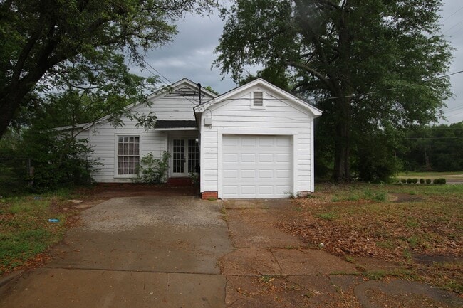 Building Photo - Coming Soon! 3 Bed 2 Bath Home! Large Corner Lot!