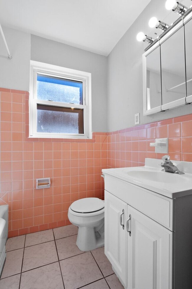 Building Photo - 7112-7114 Jamieson Ave