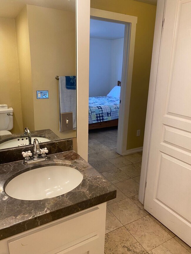 Building Photo - Beautiful Spacious Home in South Park with...