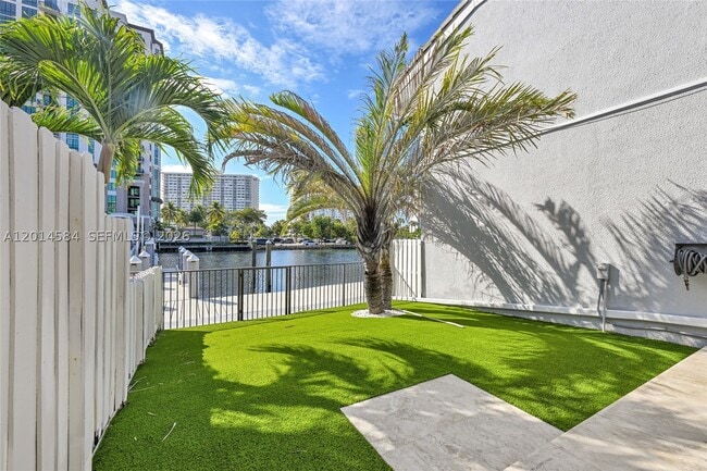 Building Photo - 350 Poinciana Island Dr