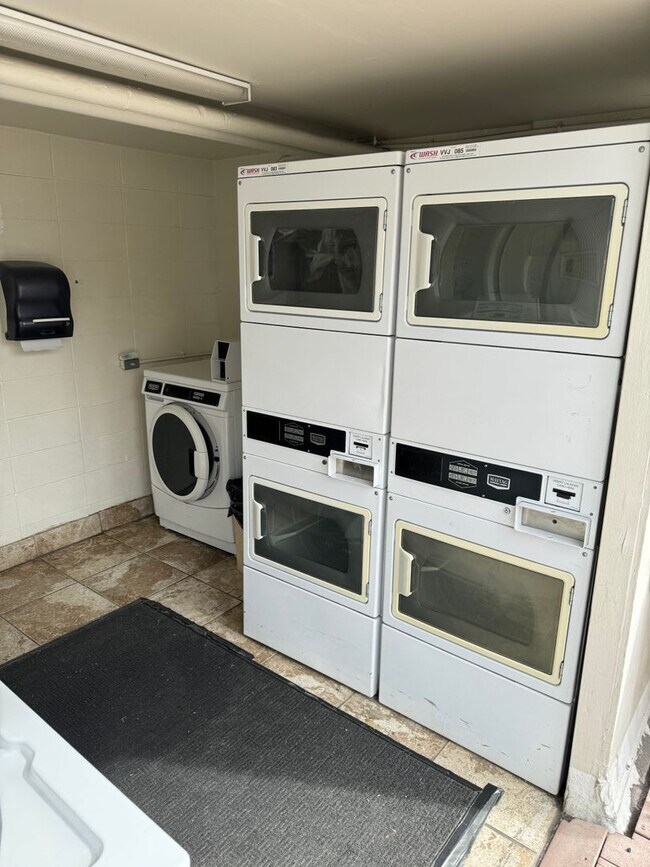 Building Photo - Fully-Furnished One Bedroom in Waikiki
