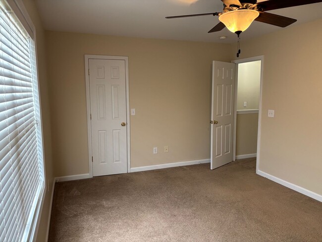 Building Photo - 2 BEDROOM 2 1/2 BATH TOWN HOME