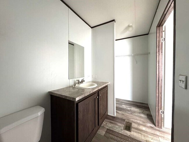 Building Photo - 16206 Wood Dr