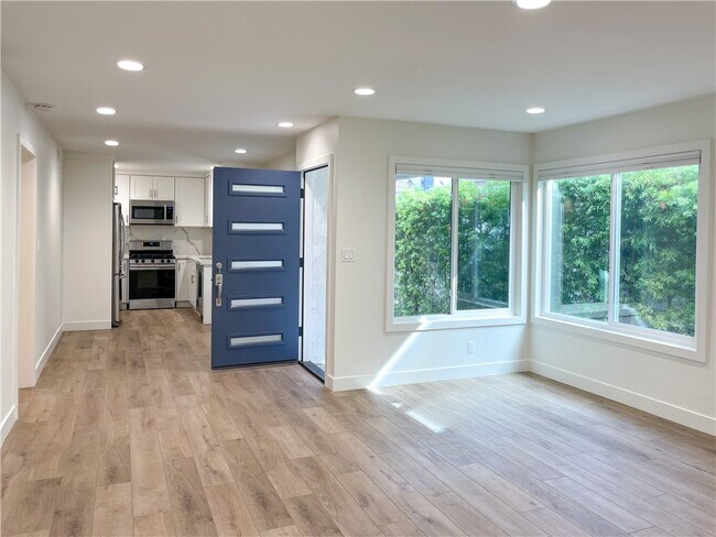 Building Photo - 206 Avenida Victoria