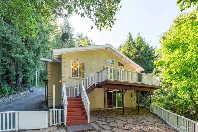 Building Photo - Updated and spacious 3 bedroom house on ov...