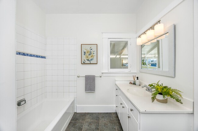 Building Photo - 407 Benton Wy