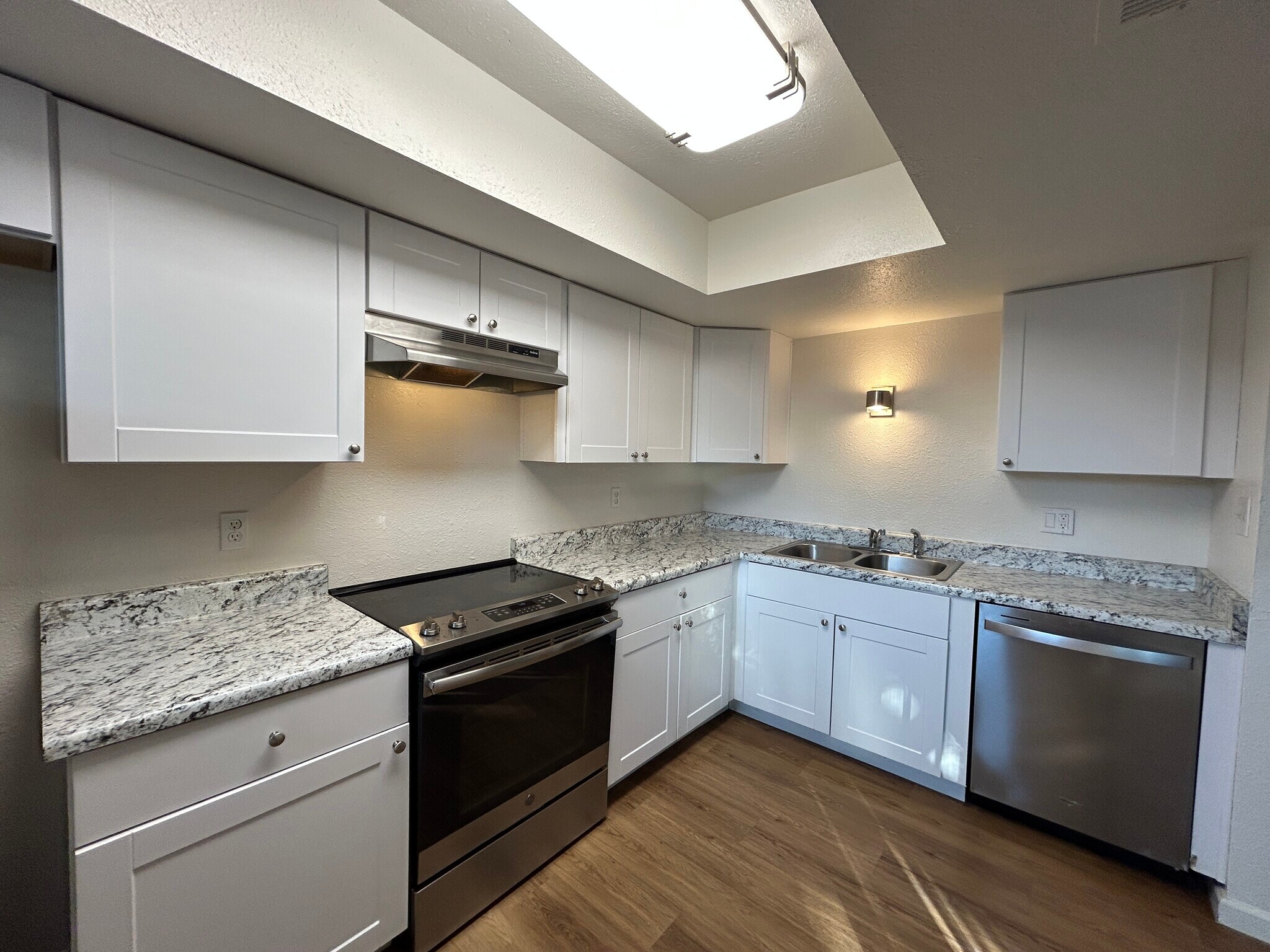 Building Photo - 4740 W Rose Ln