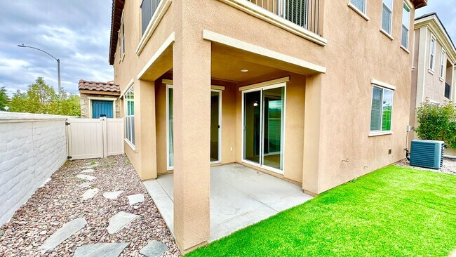 Building Photo - Beautiful, Stand Alone Condo in Resort-lik...