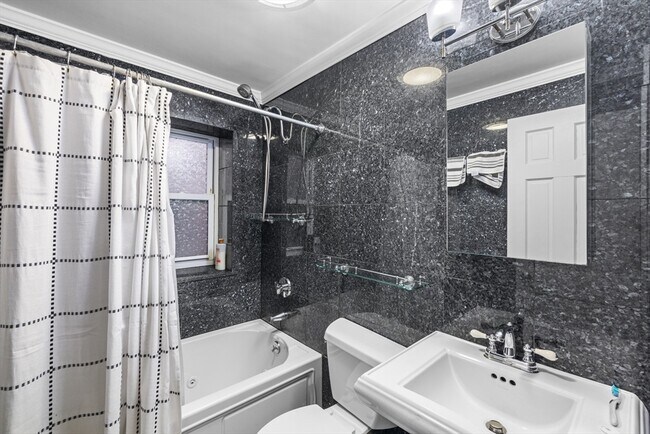 Building Photo - 407 Marlborough St