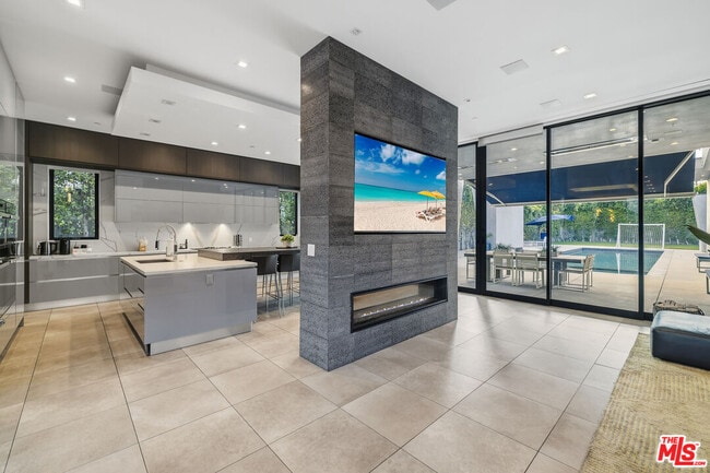 Building Photo - 5365 Vanalden Ave