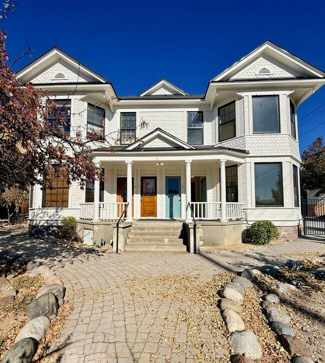 Building Photo - Beautifully Renovated 2 Bed, 1 Bath Near UNR – 900 Sq Ft