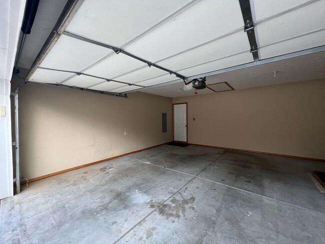 Building Photo - Open Floor plan with plenty of storage space!