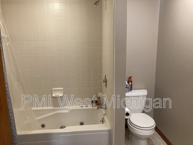 Building Photo - 1054 Fairfield Dr