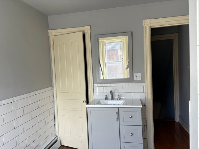 Building Photo - 948 W Maple St