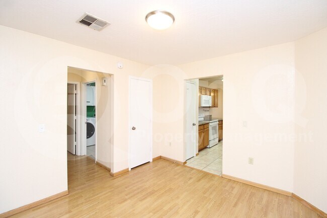 Building Photo - 602 N Cobblestone St