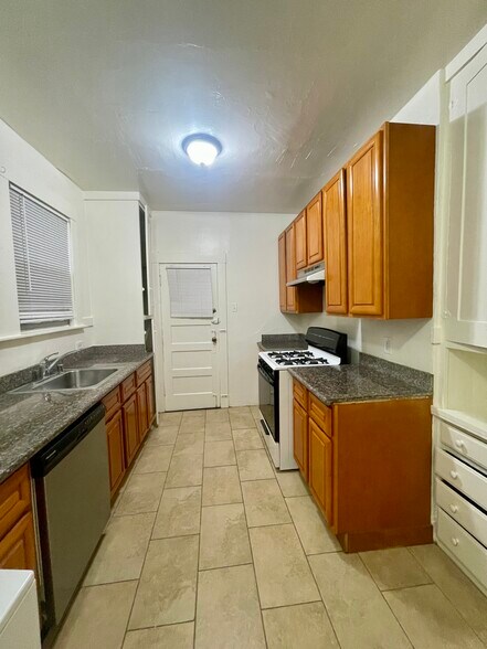 Building Photo - 564 53rd St