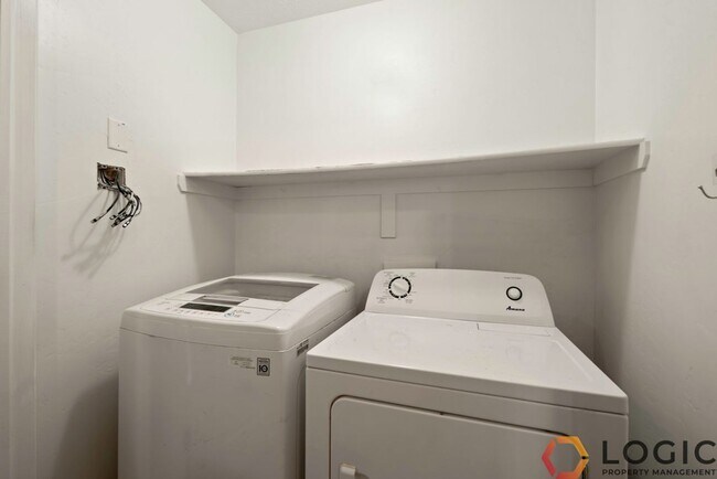 Building Photo - Beautiful Townhome in Midvale!