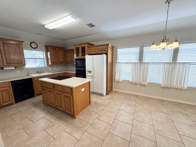 Building Photo - 3 Bed 2 Bath Ready To Rent ASAP!