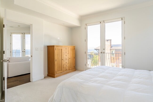 Building Photo - 300 19th St