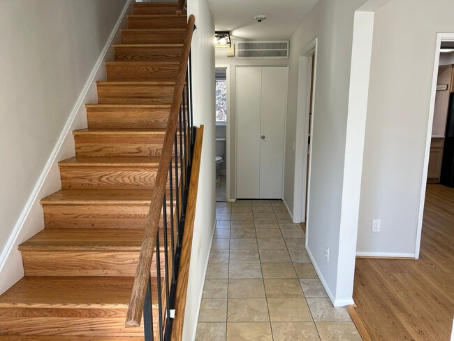 Building Photo - Spacious Home Close to Everything!