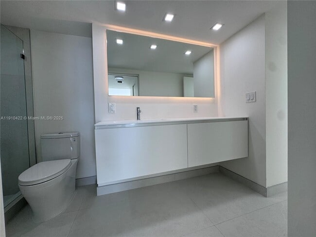 Building Photo - 3625 N Country Club Dr