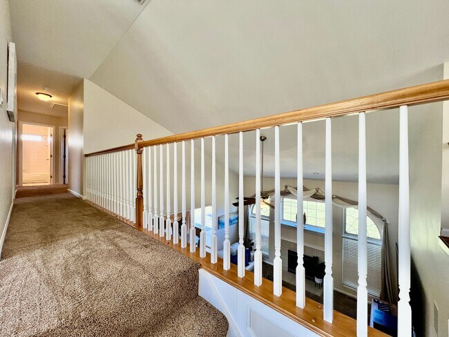 Building Photo - Large executive home in pool community Mas...