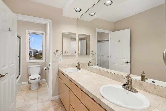 Building Photo - 9610 SE 7th St