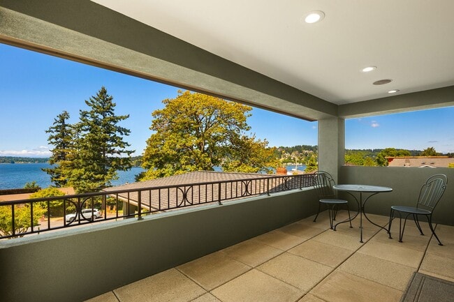 Building Photo - Exquisite Kirkland Estate - Lake Front Views