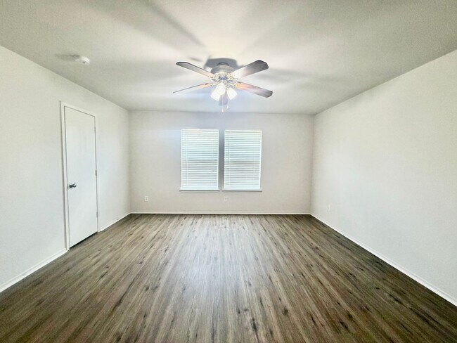 Building Photo - Updated and ready for occupancy
