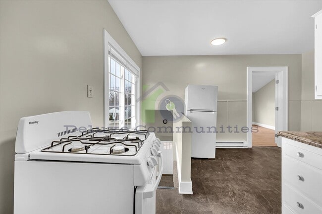 Building Photo - Completely Remodeled 2 Bed- Available Now!!