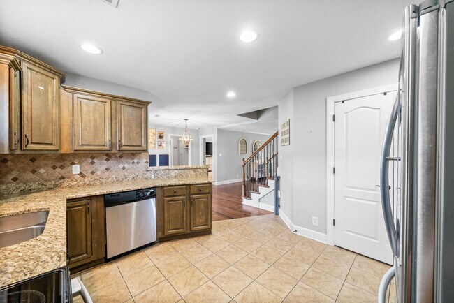 Building Photo - Beautiful Craftsman Style Home Waiting for...