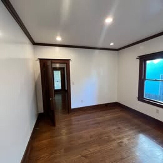 Building Photo - 3 Bed | 2 Bath | McKinley Park Area — $3,375/Month