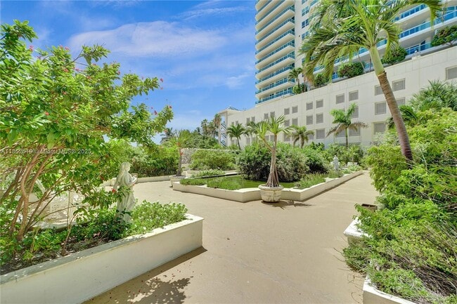 Building Photo - 5055 Collins Ave