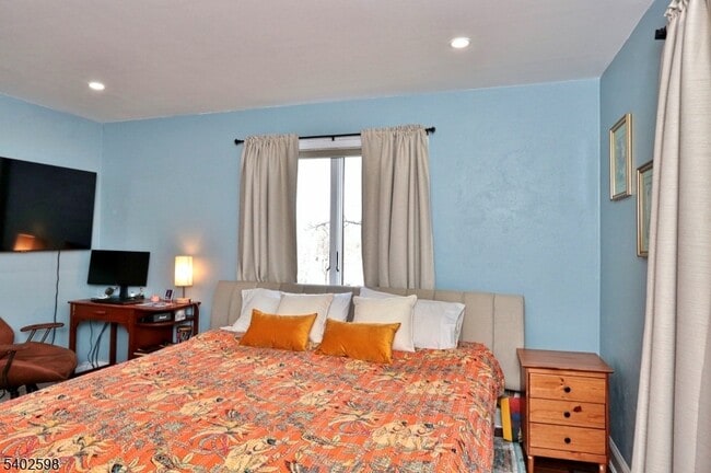 Building Photo - 35 Mews Ln