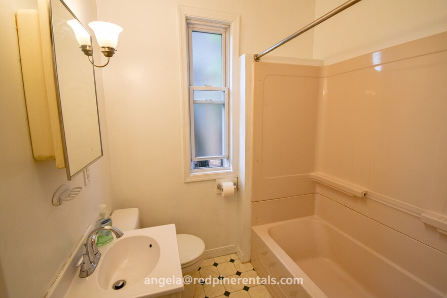 full bath - 1832 Crafton Blvd
