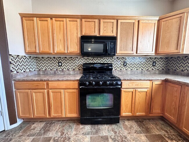 Building Photo - Stunning 3 bed, 2.5 bath, 2575 sq ft home ...